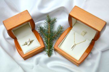 Zlaté šperky jako dárek k Vánocům